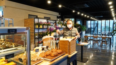 제빵소덤 강병선 대표  힐링하우스 : 순 우리 재료에 나눔 행복 얹힌 빵