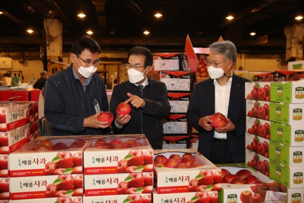 (사진1) 이성희 농협중앙회장, 추석 앞두고 농산물 수급상황 점검_210908.JPG