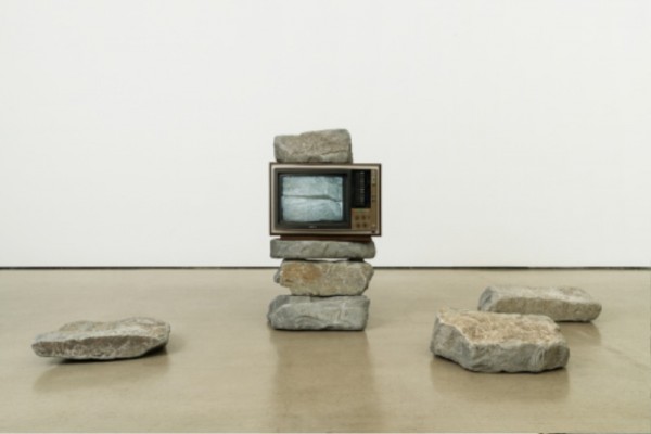 붙임 1-1. Park Hyunki, Untitled (TV Stone Tower), 1982. Video, color, silent, CRT monitor, stones. Dimensions variable. Guggenheim Abu Dhabi. © Park Hyunki. Photo courtesy of Guggenheim Abu Dhabi.jpg